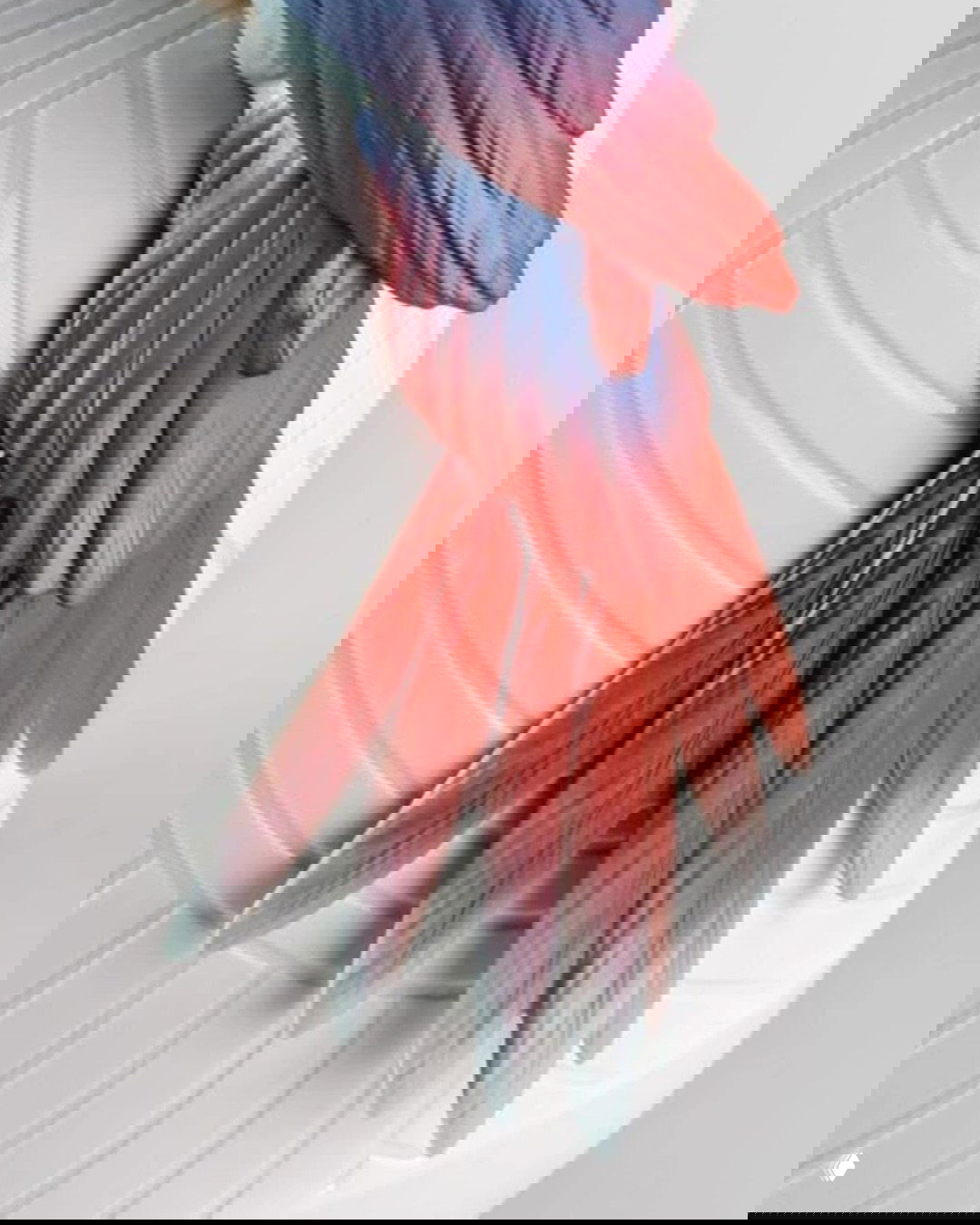 Крупный план расписанных перьев вазы — переходы красно‑голубых оттенков и текстура глазури на белом фарфоре.