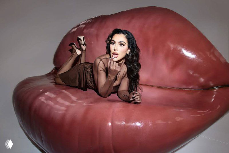 Изображение с заметными цифровыми искажениями: фрагменты лица и макияжа искажены, детали трудноразличимы из-за артефактов обработки.