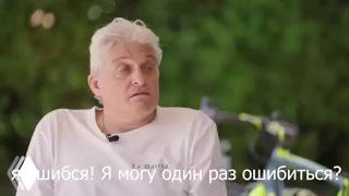 Кадр интервью: мужчина в белой футболке на фоне зелени, внизу русская надпись — иллюстрация к материалу о бизнес‑ошибках салонов