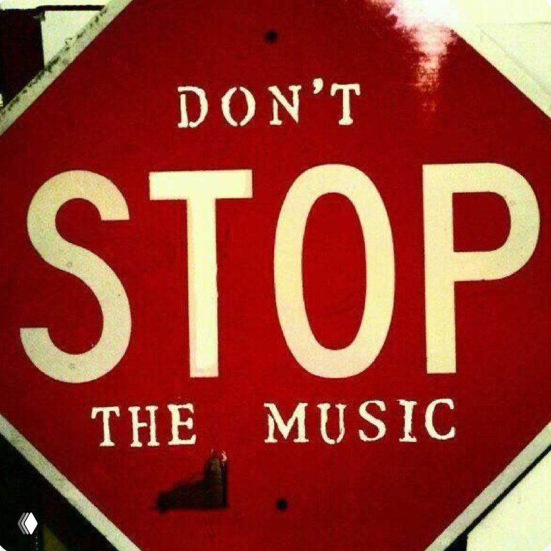 Красный стоп‑знак с белой надписью «DON'T STOP THE MUSIC», визуальная метафора проблем с публичным воспроизведением музыки.