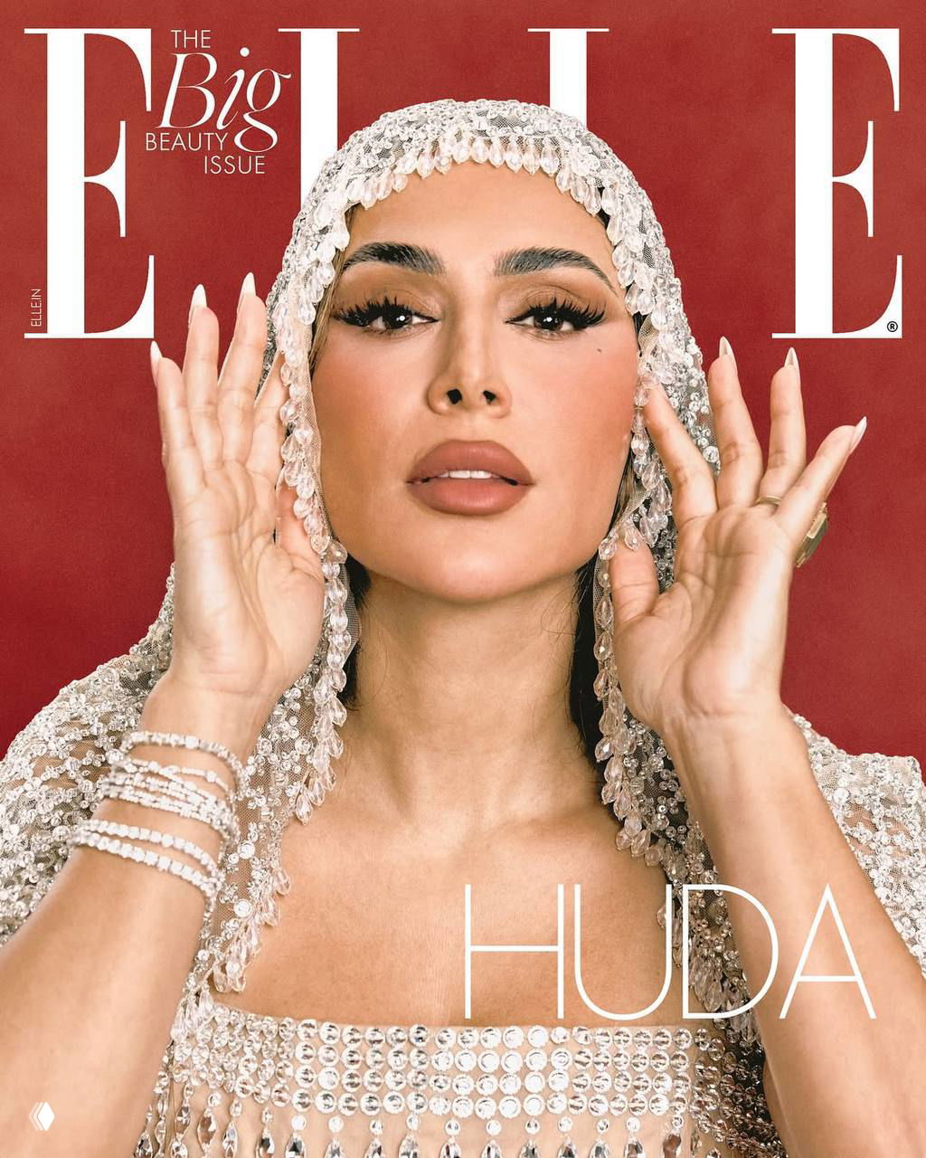 Крупный портрет женщины с выразительным макияжем и длинными накладными ресницами на фоне красного обложечного дизайна, элегантная поза.