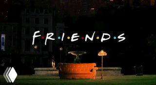 Заставка сериала «Друзья»: ночная сцена с освещённым фонтаном на площади и крупным логотипом FRIENDS на тёмном фоне, создающая ностальгическую атмосферу.