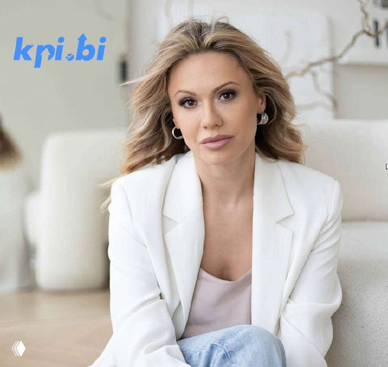 Портрет женщины в белом пиджаке на светлом фоне; в левом верхнем углу логотип kpi.bi, деловой образ для кейса по салону.