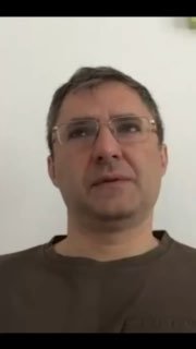 Скриншот вертикального видео: мужчина в очках даёт отзыв и делится впечатлениями о практике ненасильственного общения и обучении на курсе.