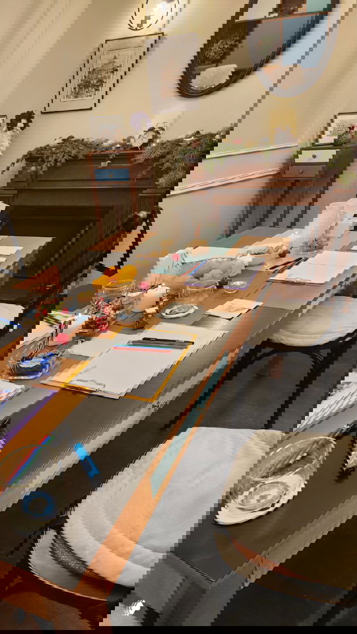 Стол с рабочими материалами, блокнотами, маркерами и фруктами — подготовка к авторской игре и элементы рабочей сессии.