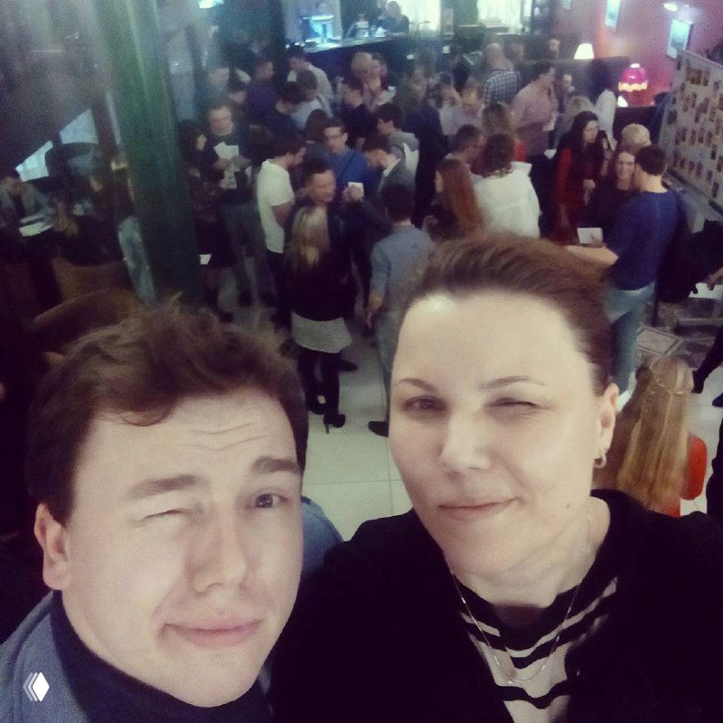 Фрагмент фотографий с цифровыми искажениями: лица и толпа на мероприятии, сильные цветовые артефакты и разрывы изображения.