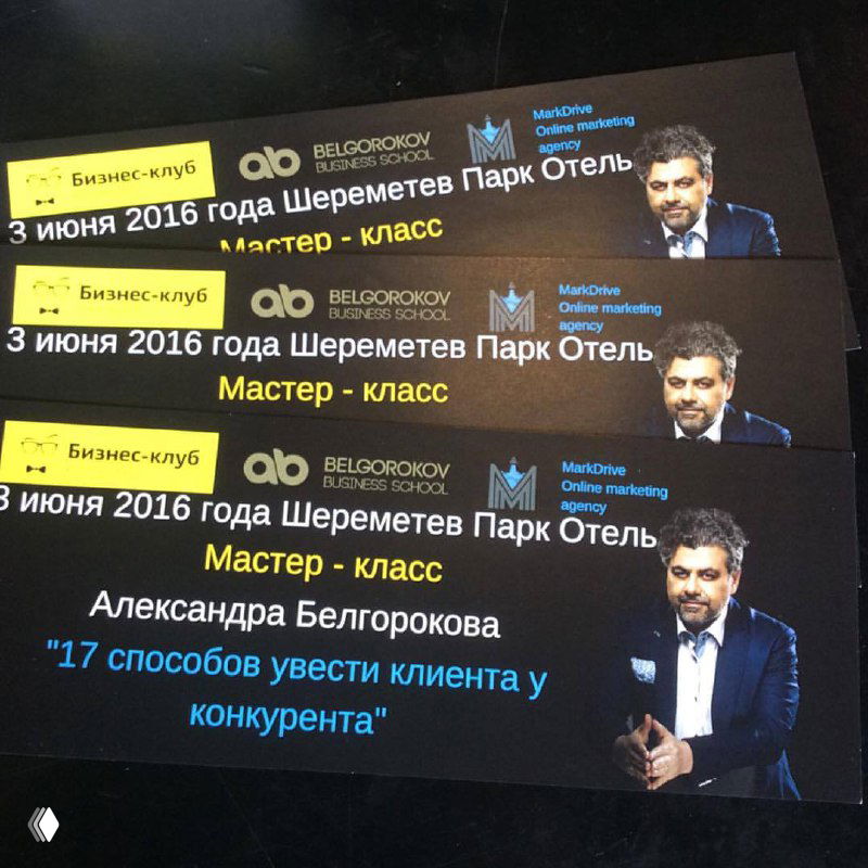 Селфи или фото близко: два человека на фоне аудитории, изображение частично искажено, видно лица и часть сцены мероприятия.