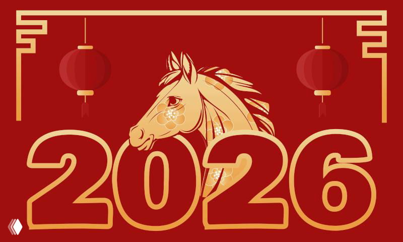 Красная праздничная иллюстрация с золотой фигурой лошади и большими цифрами «2026» на фоне, символизирующая популярность ёлочных фигурок перед Новым годом