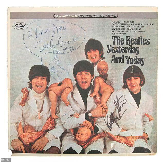 Обложка редкого винилового издания The Beatles «Yesterday and Today» с заметными автографами и оригинальным оформлением, кадр в ретро-стиле.