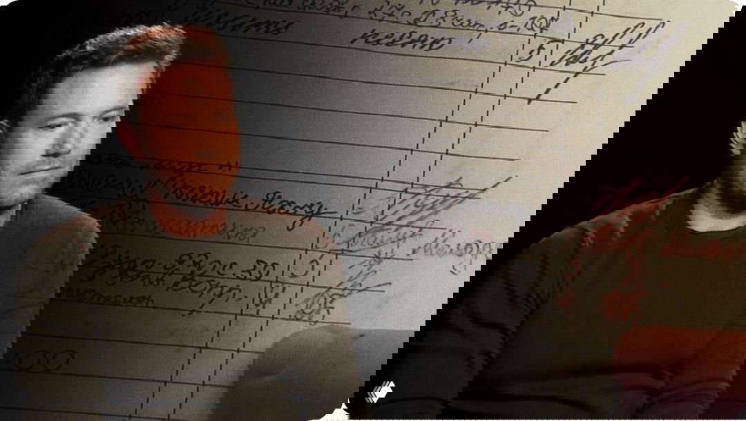 Крупный план мужчины на нейтральном тёмном фоне; на заднем плане видна страница с рукописными оценками и записями, символизирующая страх перед оценкой и перфекционизм.