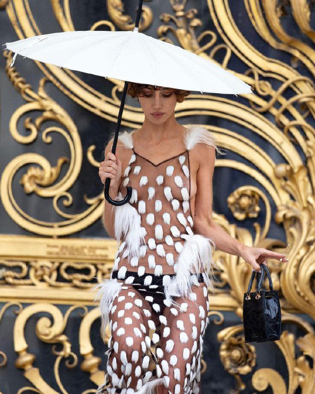 Надя Ли Коэн на показе Schiaparelli в Париже