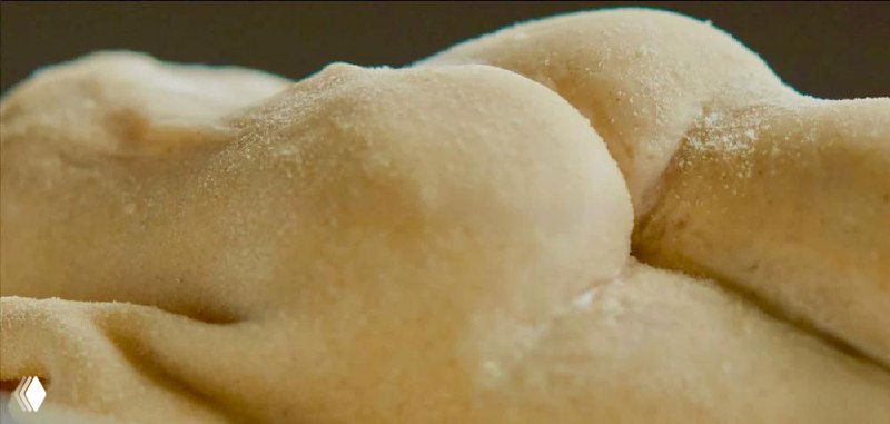 Панорамный вид на рекламную поверхность Dolmio: волнообразные формы пасты, напоминающие тело, на фоне тёмного неба — креативная наружная реклама.