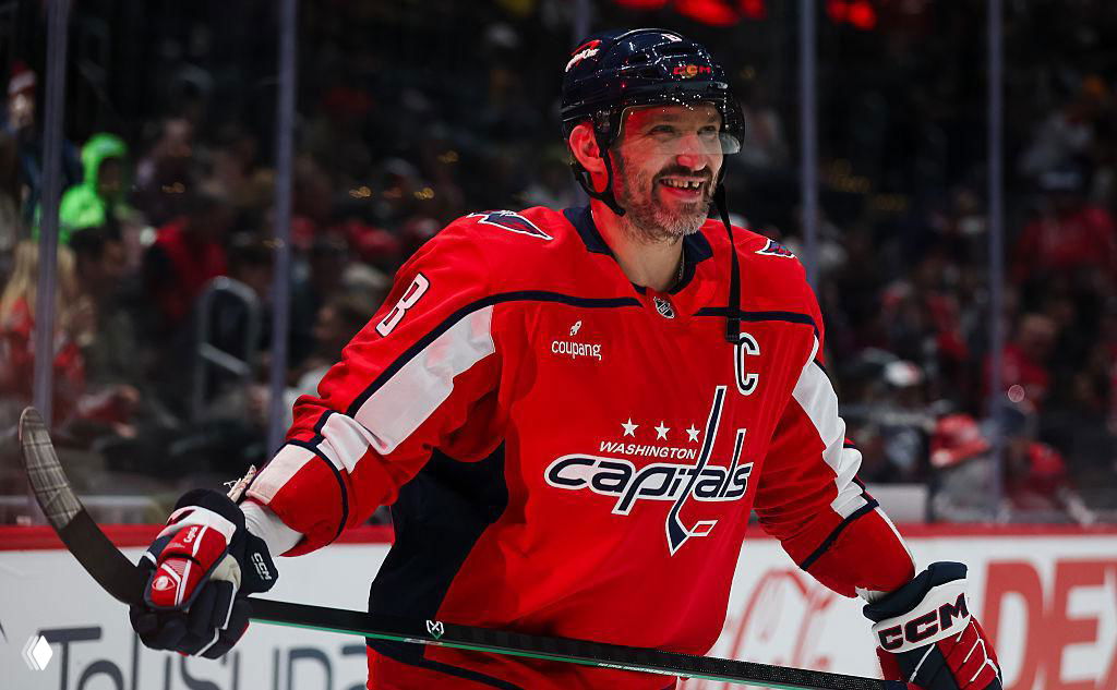 Александр Овечкин в форме «Вашингтон Кэпиталз» улыбается на льду во время матча — момент после забитого гола