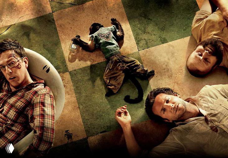 Четверо мужчин и кошка лежат на полу после вечеринки: иллюстрация состояния похмелья и хаоса в комнате — драматичная сцена