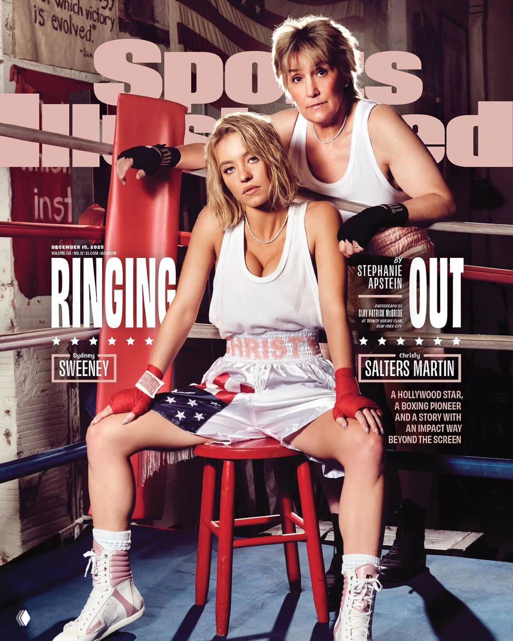 Обложка Sports Illustrated с Сидни Суини в центре ринга и Кристи Мартин позади, крупный план, заголовки журнала и эффектное освещение.