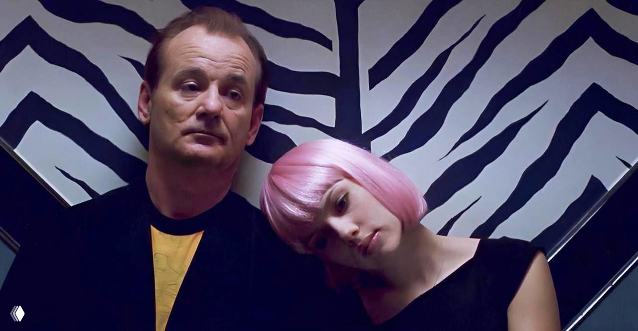 Кадр в кинематографичном стиле: двое людей в задумчивой, меланхоличной позе на фоне контрастного зебрового узора.