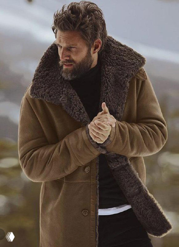 Крупный план мужчины в коричневой дубленке с выраженной фактурой мехового воротника и рукавов на размытом уличном фоне.