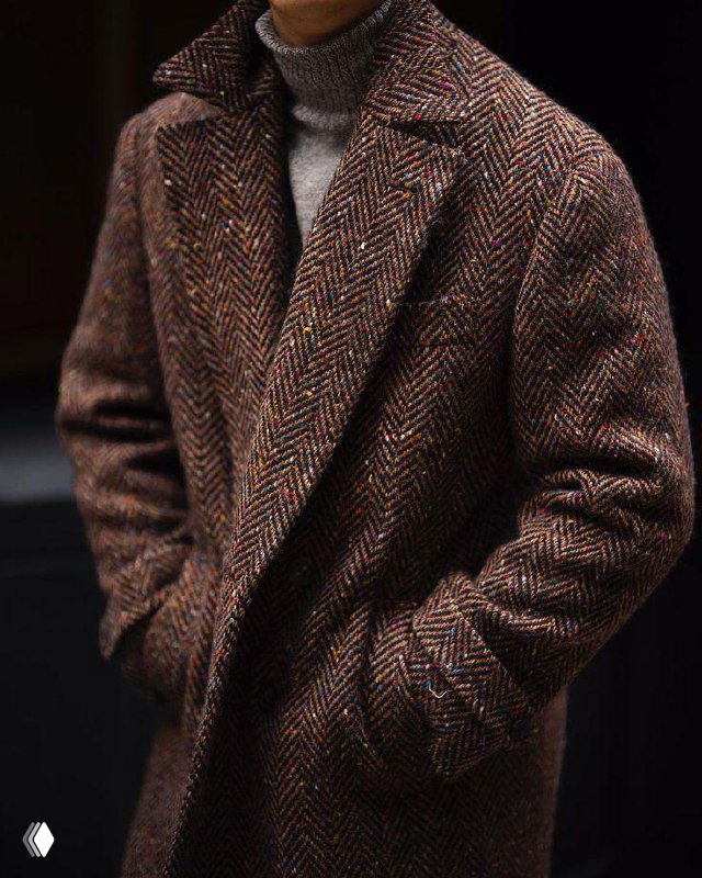 Детали пальто: коричневый твид с ёлочным узором, широкий лацкан и тёплый свитер под ним, акцент на фактуре и зимней цветовой гамме.