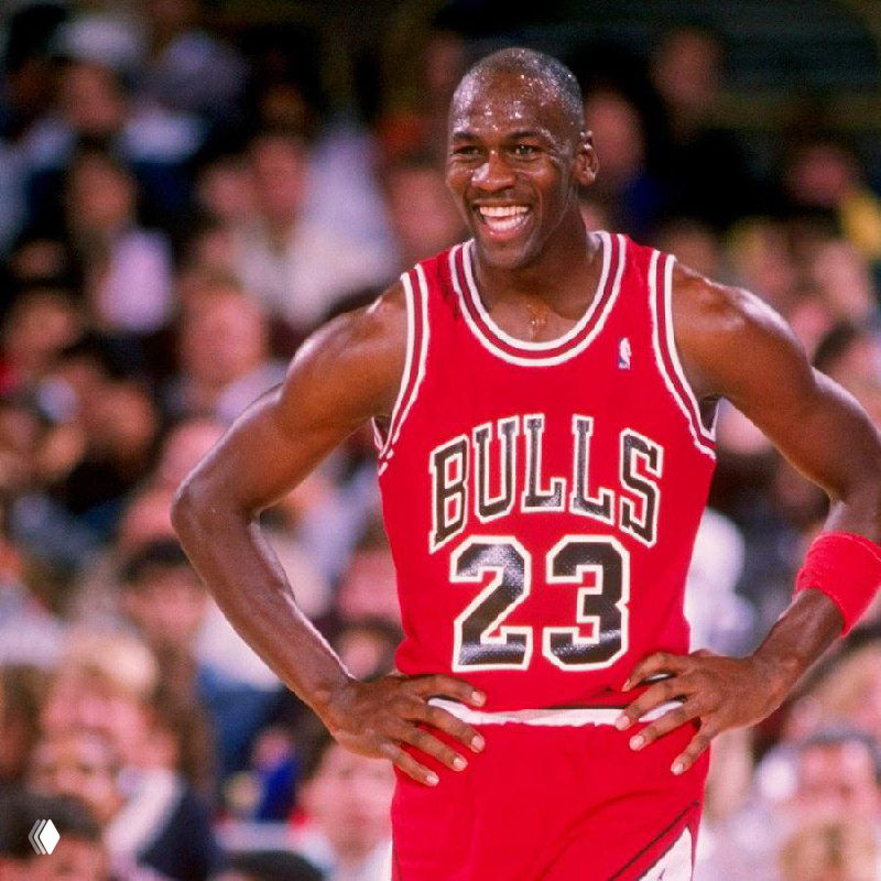 Искажённое изображение баскетболиста в красной форме с номером 23 в момент матча; кадр содержит цифровые артефакты и размытие движения.