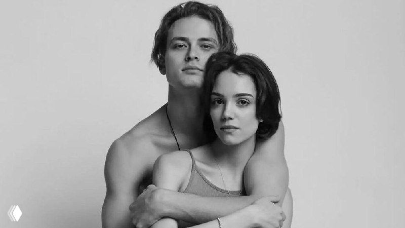 Чёрно‑белый художественный портрет с эффектом глитч: смещённые слои лица и тела, крупный план пары в экспериментальной обработке.