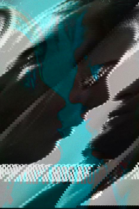 Крупный кадр постера с двумя персонажами лицом к лицу на тёплом бирюзовом фоне, создающий атмосферу интимной драмы и напряжения.