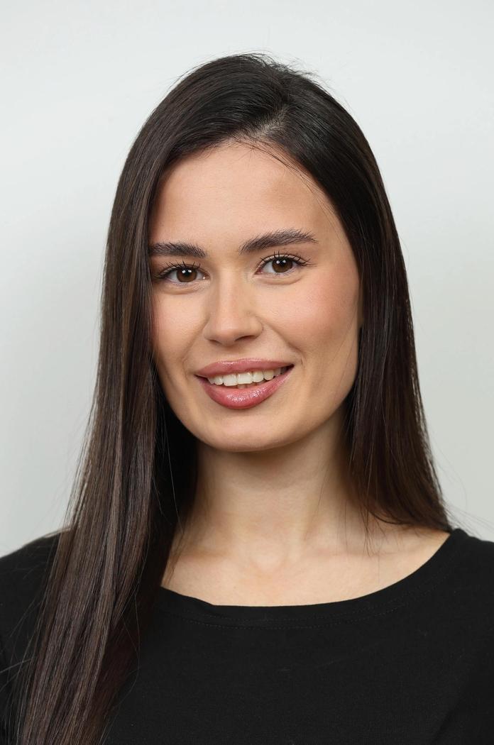 Портрет одной из финалисток «Мисс Татарстан‑2026»: тёмные прямые волосы, естественный макияж, спокойная улыбка и студийное фото на светлом фоне.