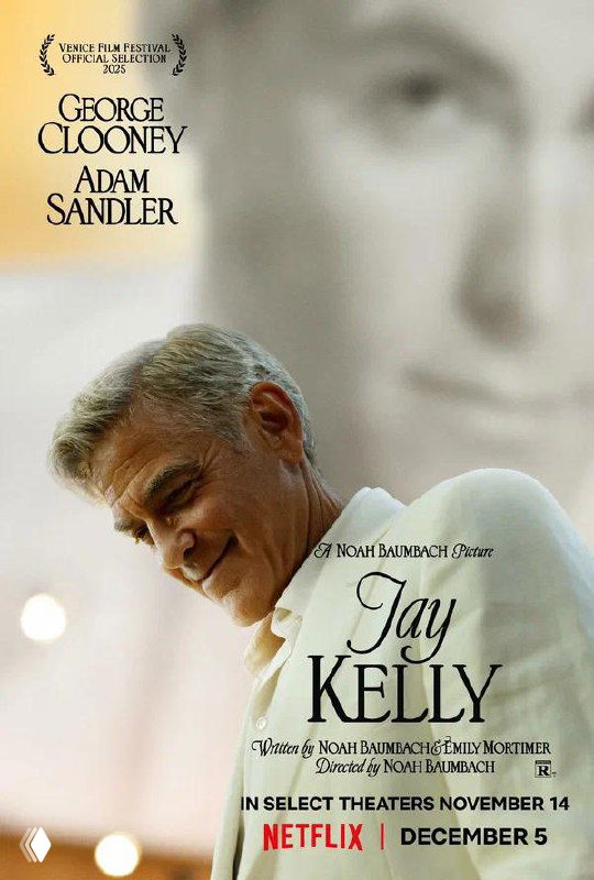 Размытый крупный портрет на светлом фоне с текстовыми элементами в верхней части и лёгкой зернистостью, создающий камерную и задумчивую атмосферу.