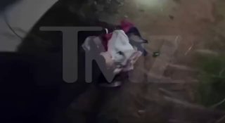 Скриншот ночной видеозаписи с водяным знаком TMZ: на земле видны разбросанные бюстгальтеры и люди — кадр с места инцидента у символа Голливуда.