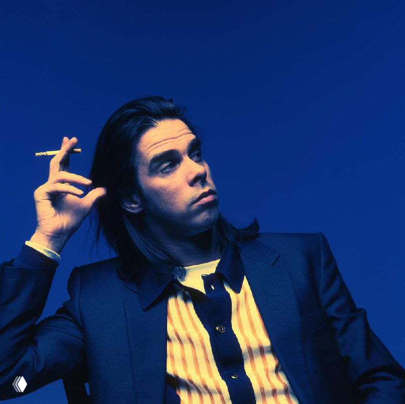 Чёрно-белое искажённое фото крупного плана: лицо и рука с сигаретой в художественной цифровой деформации, эффект разрыва кадра