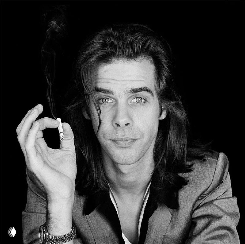 Чёрно-белый фрагмент портрета с эффектом смещения: лицо и рука исполнителя, графическая текстура и сильный контраст