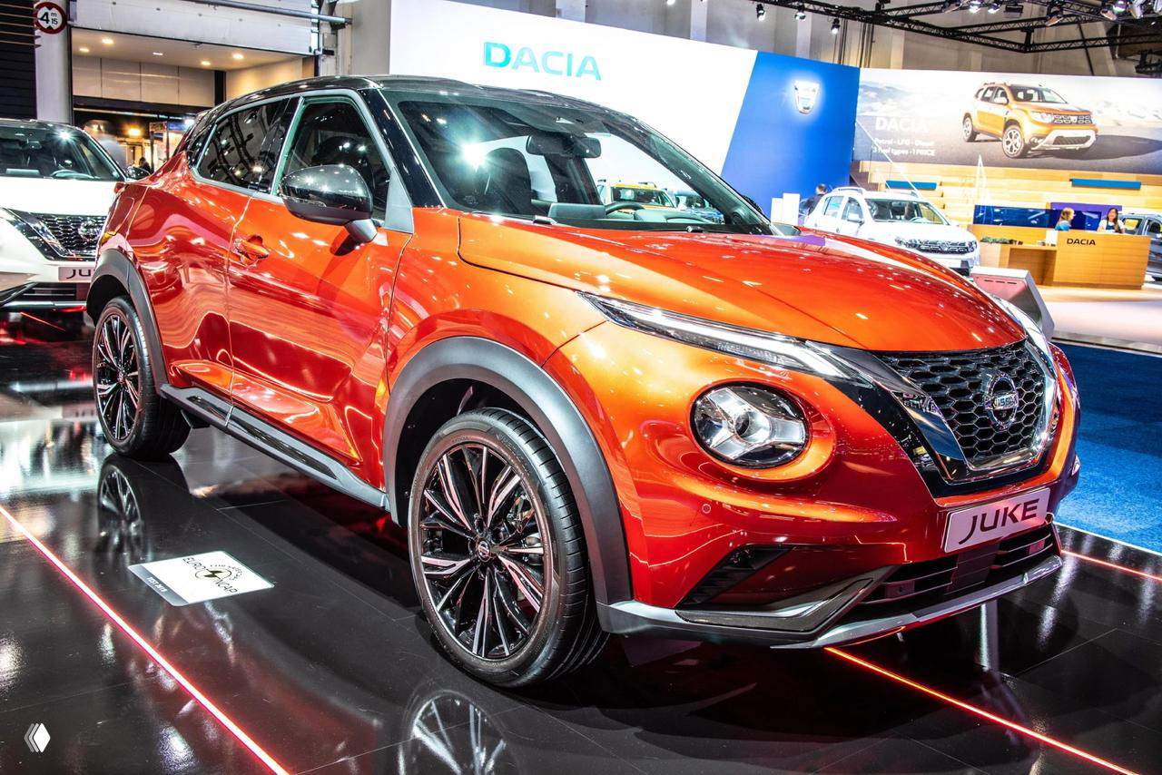 Красный Nissan Juke, выставочный экземпляр на автошоу; яркая окраска и агрессивный дизайн подчёркивают индивидуальный стиль кроссовера.