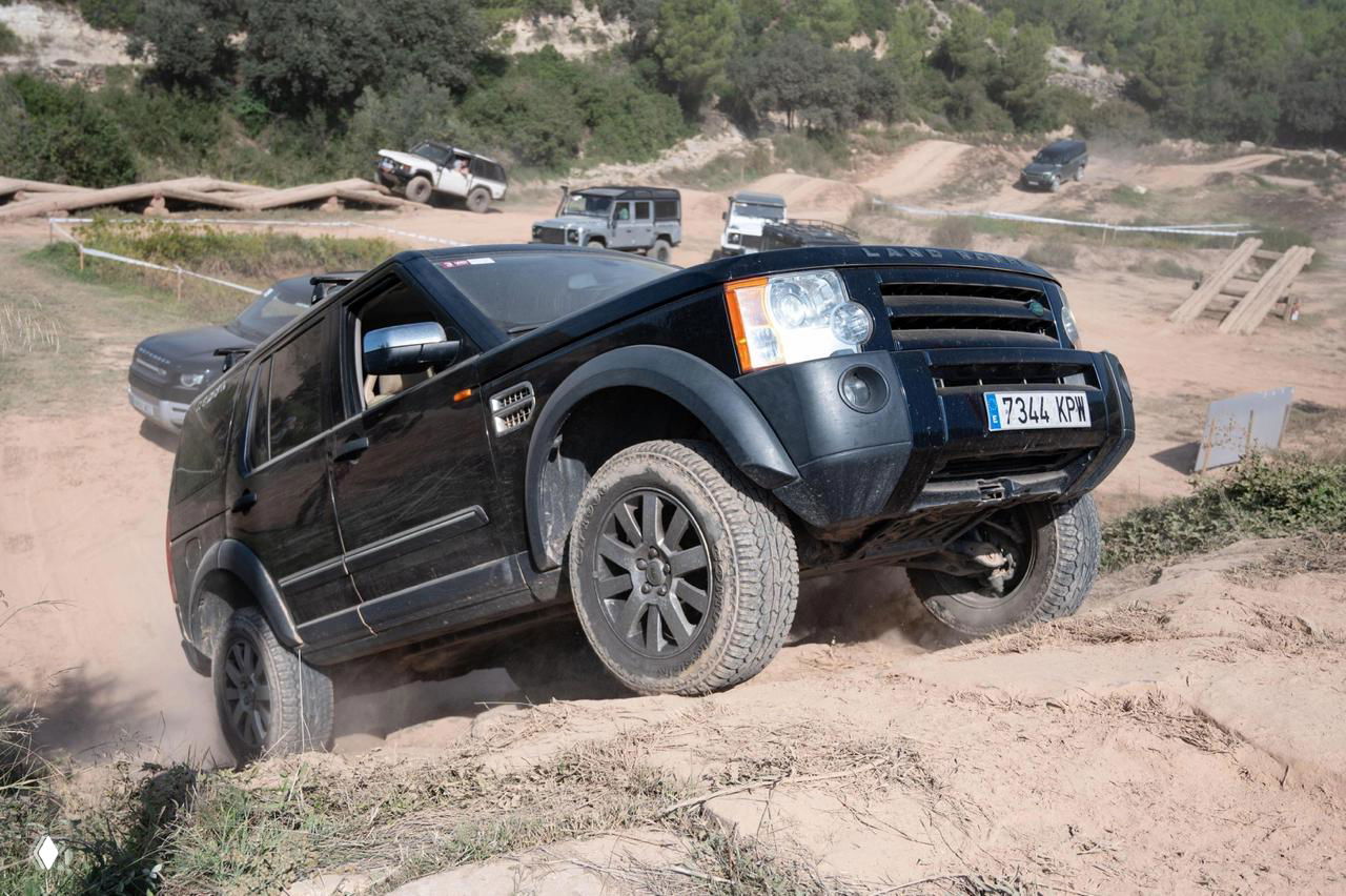 Land Rover Discovery 3 в полевых условиях, преодолевающий бездорожье; вид подчёркивает дорожные нагрузки на подвеску и шасси модели.