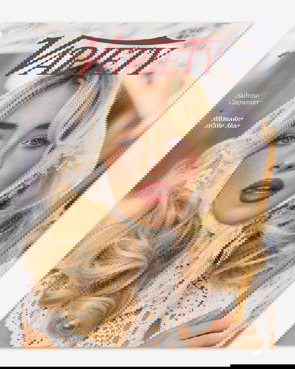 Крупный план Сабины Карпентер на обложке Variety: светлые локоны, кружевной платок на голове, ретро‑макияж, выразительные губы и взгляд.