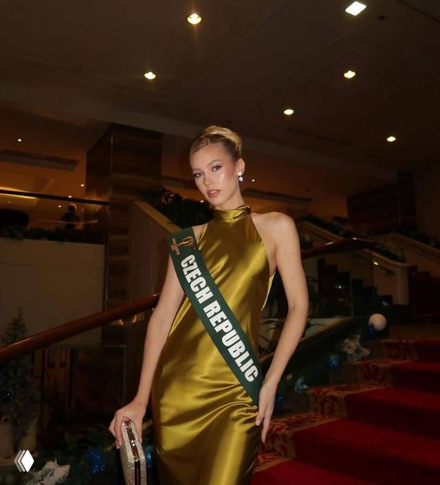 Натали Пушкинова в вечернем платье с лентой "Czech Republic" на сцене конкурса Miss Earth 2025 — официальный кадр победительницы.