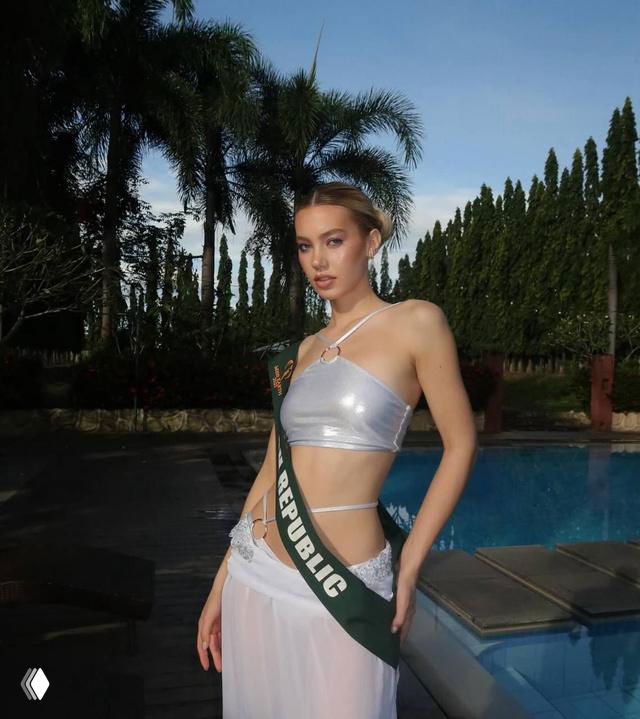 Натали Пушкинова в серебристом купальнике и ленте "Czech Republic" у бассейна — кадр с конкурса в купальниках Miss Earth.