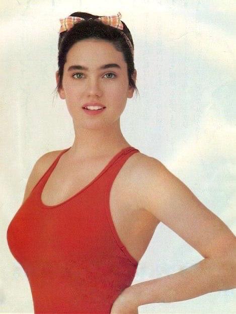 Ретро‑фото 90-х: актриса в красной майке в студийной съёмке, подчёркнутые черты лица и модный для эпохи стиль