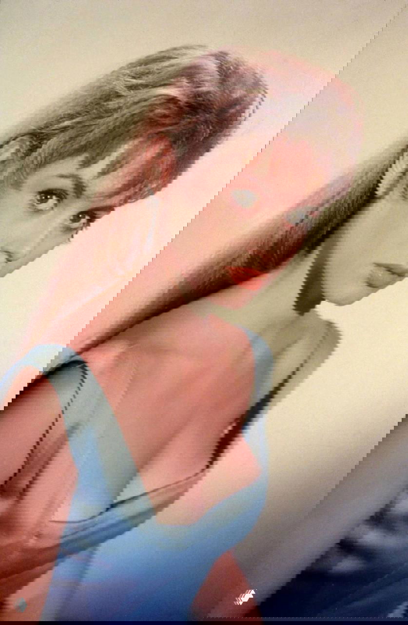 Ретро-фото в лёгком платье и причёске актрисы Бриджит Бардо, мягкий свет и пастельный тон снимка, классический портретный кадр.