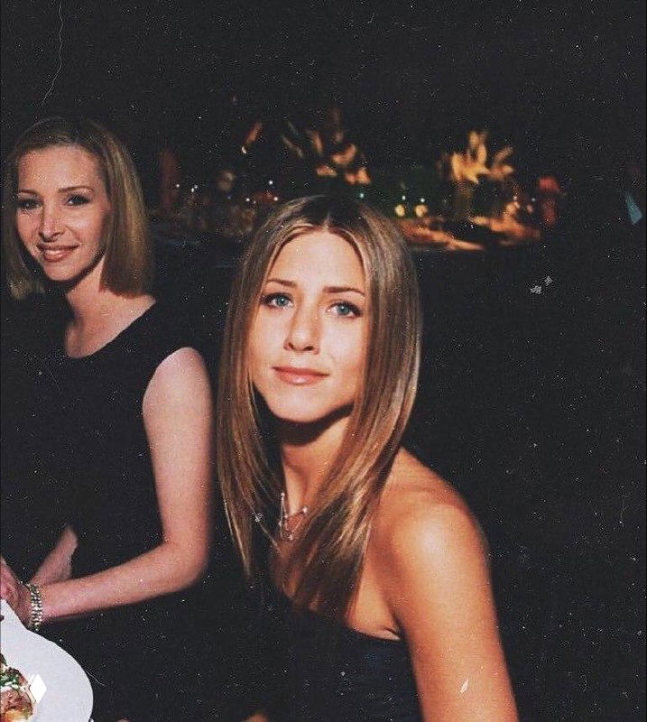 Коллаж стилизованных архивных портретов женщин в ретро‑стилистике 90‑х: чёрно‑белые фото с цифровыми искажениями и текстурой.