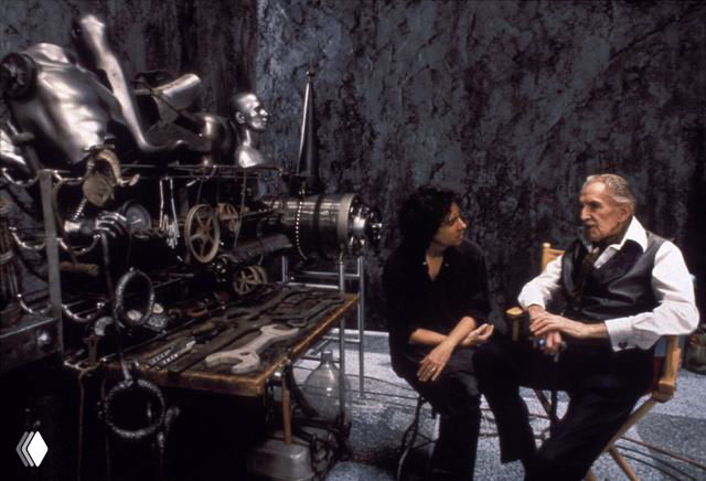 Интерьер мастерской и механизмы: технический реквизит и диалог двух членов команды у сложного оборудования, атмосферный кадр.