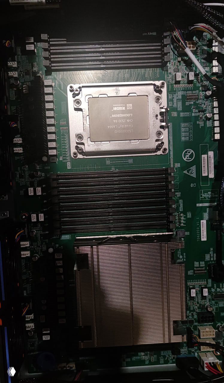 Крупный план материнской платы сервера с сокетом, радиатором и рядом пустых DIMM-слотов; видно компоновку питания и расположение систем охлаждения рядом с процессором.