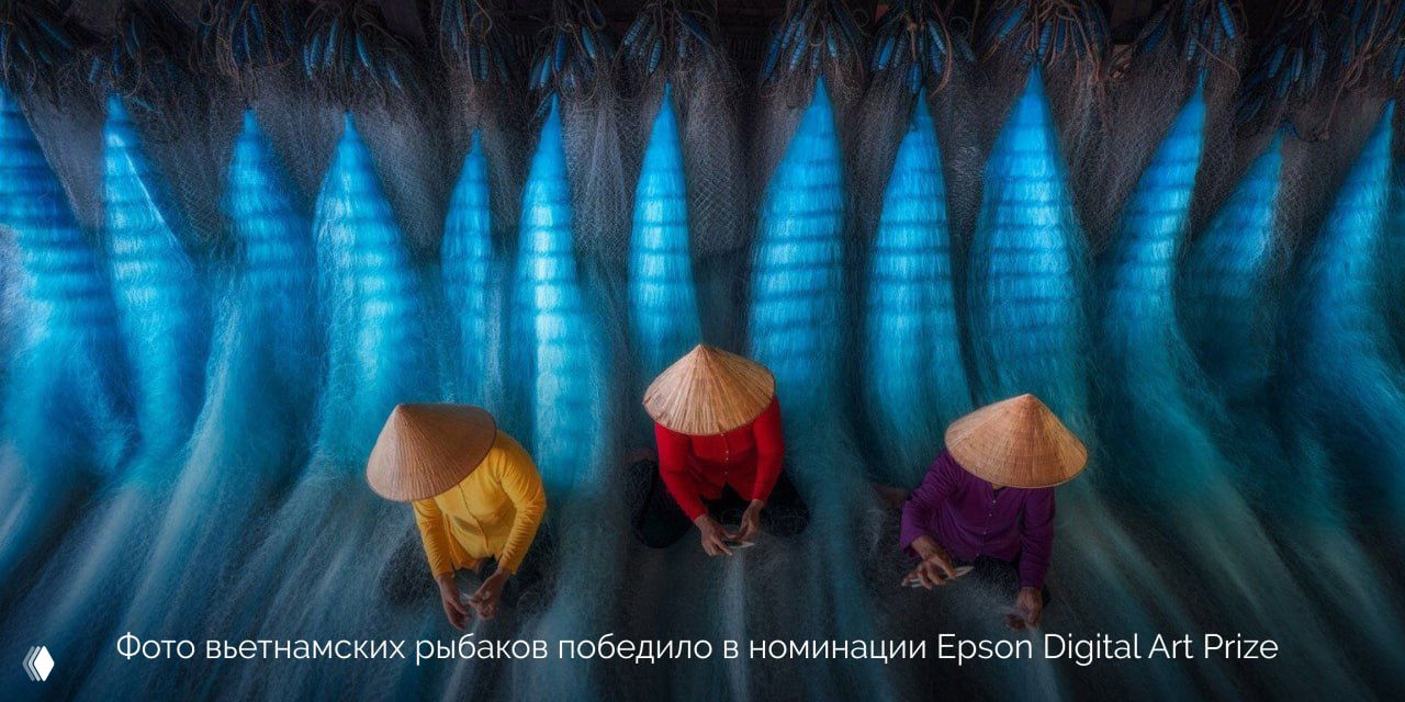 Яркая художественная панорама вьетнамских рыбаков с традиционными конусными шляпами на фоне ритмичных синих текстур и динамики воды.