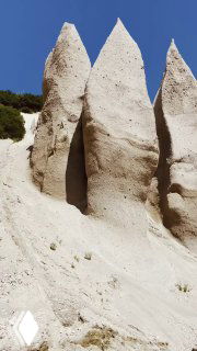 Крупный план белых пемзовых столбов Кутхиных Бат на Камчатке: вертикальные скальные образования, форма напоминает поставленные лодки ительменов.