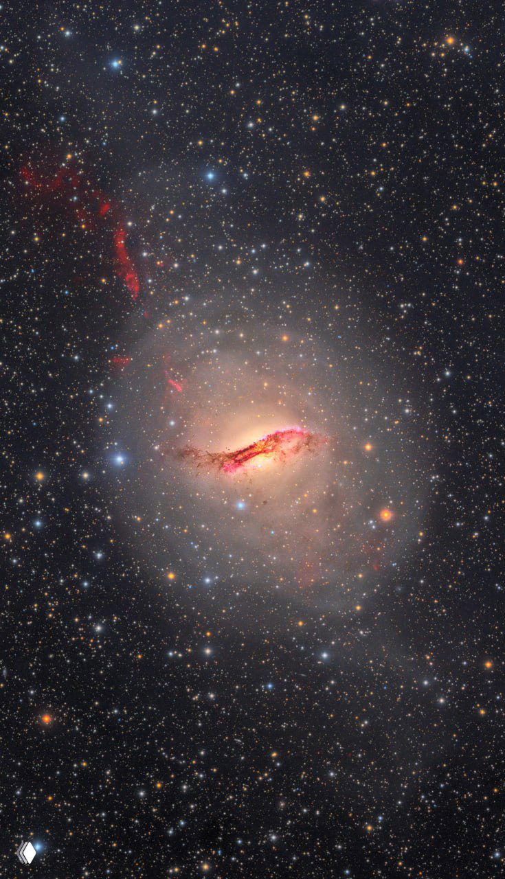 Комбинированное изображение Центавр A с ярким центральным диском и красноватыми регионами звездообразования на фоне множества звёзд.