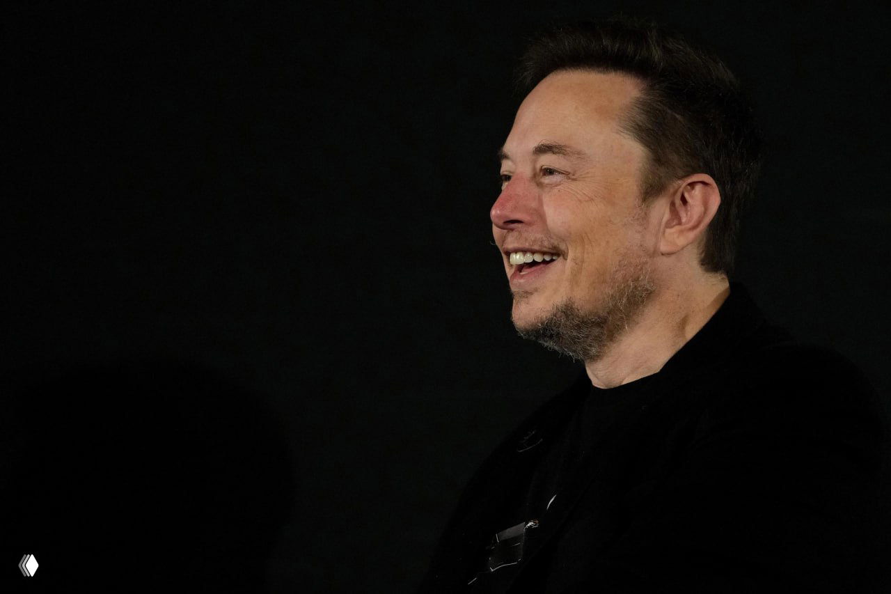 Портрет улыбающегося Илона Маска на тёмном фоне: иллюстрация к новости о запуске им онлайн-энциклопедии «Грокипедия», связанной с ИИ Grok.