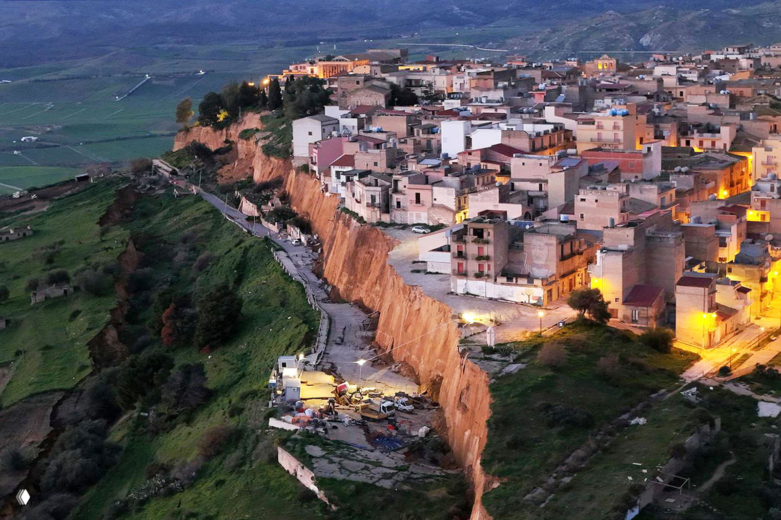 Итальянский город повис на краю обрыва из-за оползня