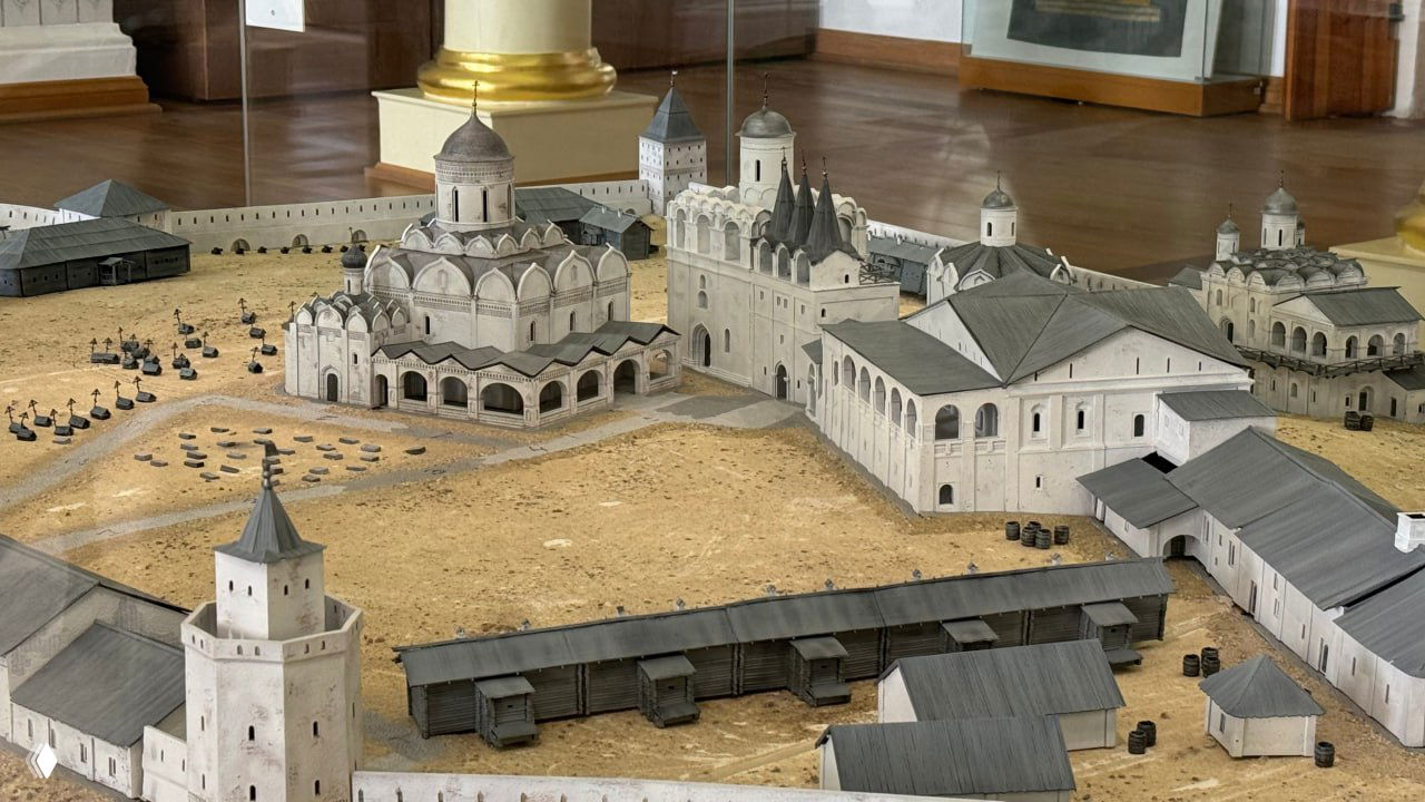 Макет исторической планировки Кирилло‑Белозерского монастыря в музее: детальная модель с соборами, галереями и хозяйственными постройками, отражающая устройство обители в прошлом.