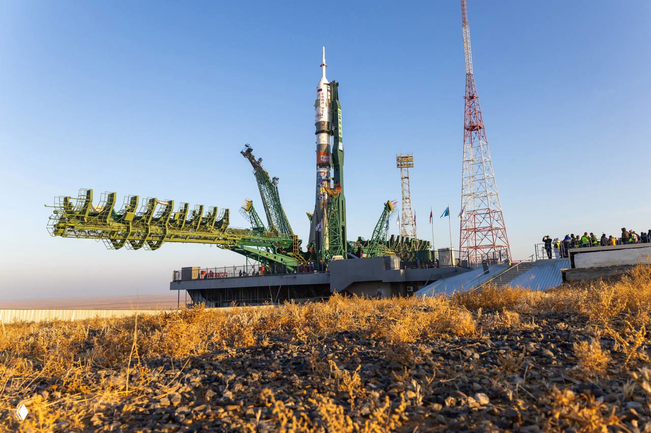 Ракета «Союз-2.1а» установлена на стартовом столе №31 на Байконуре, вид с земли на фоне голубого неба и элементов пускового комплекса.