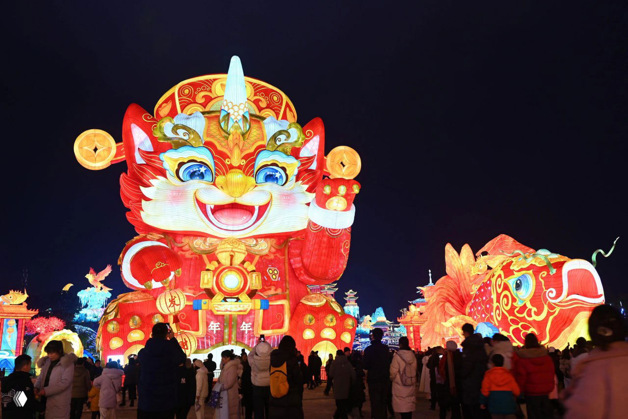 Крупный план главной фигуры фестиваля — стилизованная женщина в традиционном костюме рядом с белым конём, подсвеченная и детализированная для ночной демонстрации.