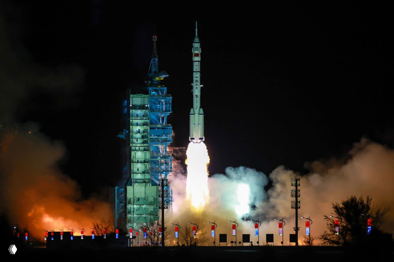 Ночной кадр запуска китайской ракеты-носителя на стартовом комплексе: огонь и дым при отрыве, подсветка площадки и тёмное небо.