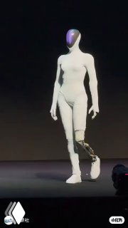 Человекоподобный демонстрационный робот Iron компании XPeng на тёмной сцене презентации в полный рост; видна механическая нога и силуэт фигуры.
